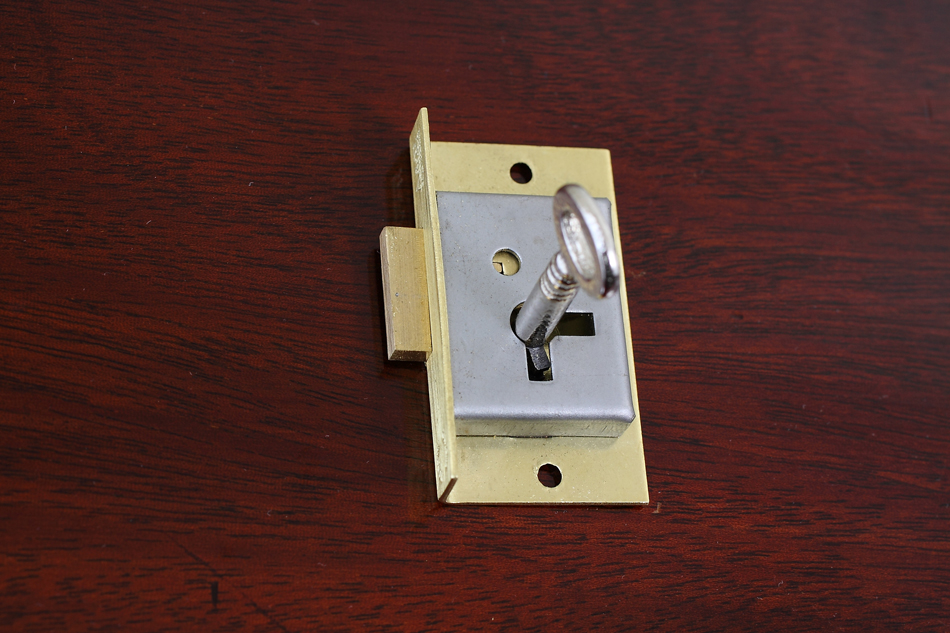 真鍮製キャビネットキーロックセット　レフト/右開き用　28×51
