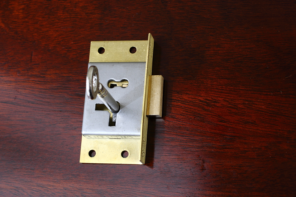真鍮製キャビネットキーロックセット　ライト/左開き用　34×63