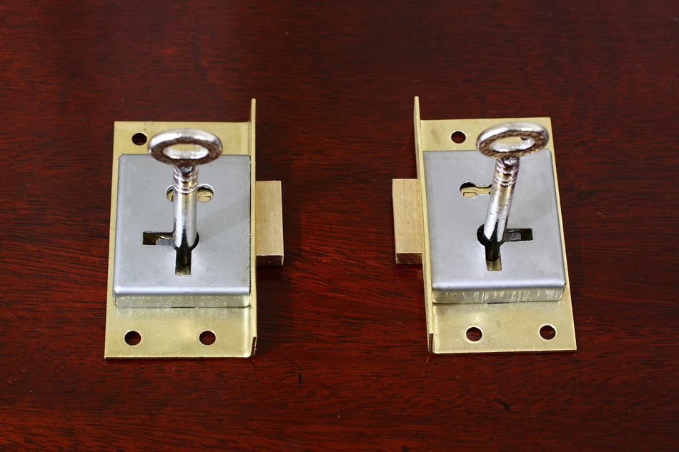 真鍮製キャビネットキーロックセット　ライト/左開き用　34×63